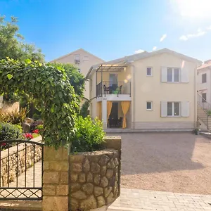 https://apartman-ivona-na-1-katu.primorje-gorskikotar.com