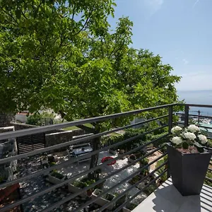 https://apartman-51414.primorje-gorskikotar.com