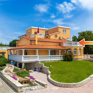 https://villa-marko-3-apartments-with-shared-swimming-pool.in-istria.net